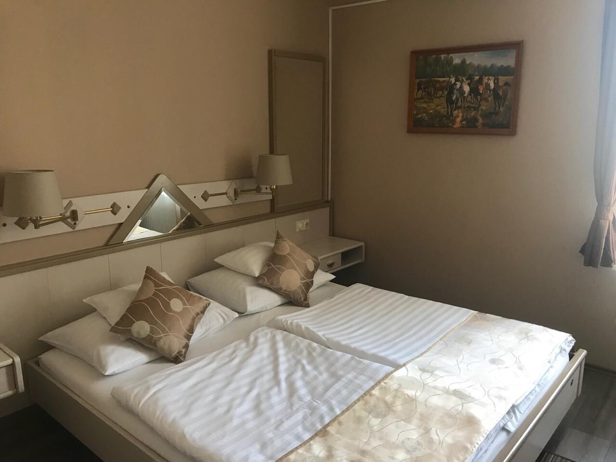 Gozmalom Etterem Es Panzio Bed & Breakfast Kormend Exterior photo